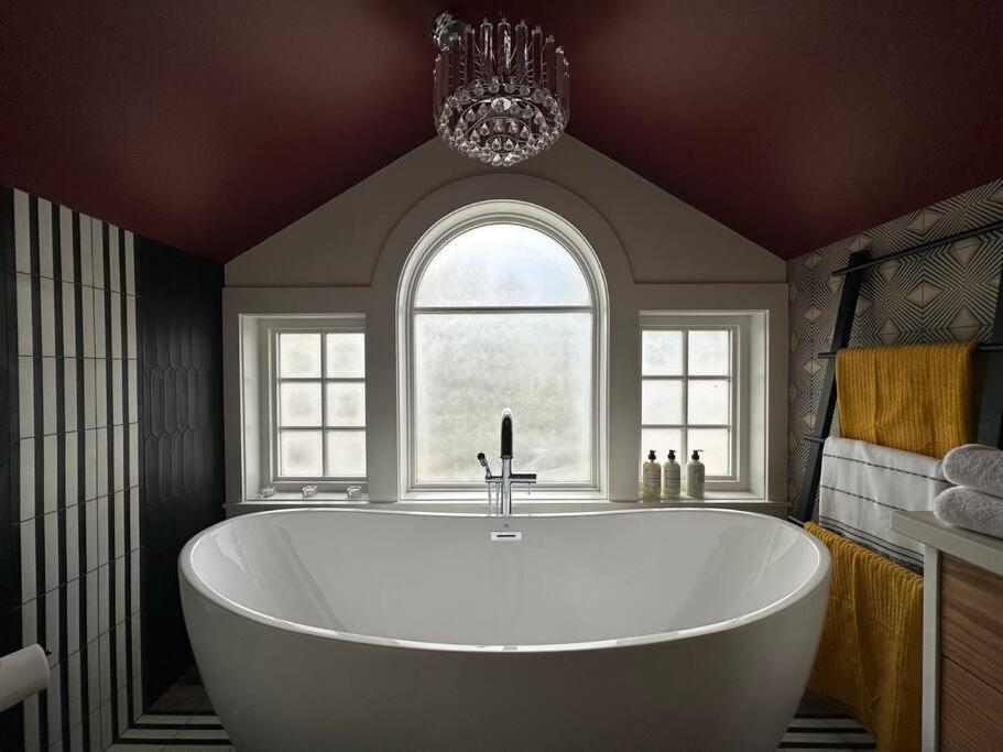 Heritage-Inspired Guesthouse - Luxe Bath & Elegant Ceilings Edmonton Exterior foto